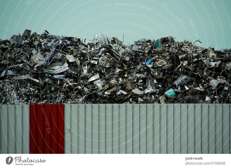 karlsruhelos …. und ein Schrottplatz hinter dem Zaun Metallzaun Rohstoff Müllverwertung Altmetall Teile u. Stücke Schrottteile Schrottberg Sortierung Recycling