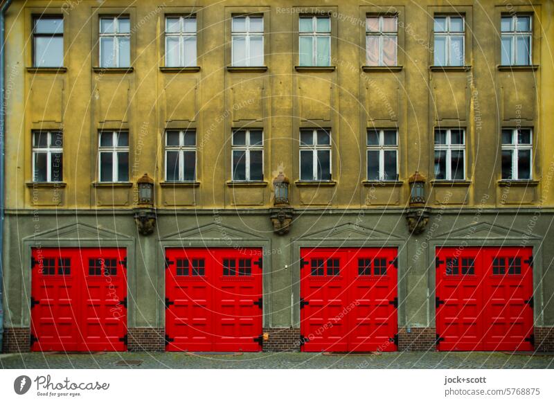 altehrwürdige Feuerwehrwache feuerwehrwache Fassade Gebäude Garage geschlossen Fenster Tor Stil Symmetrie Ausfahrt verwittert rot Neuruppin Brandenburg
