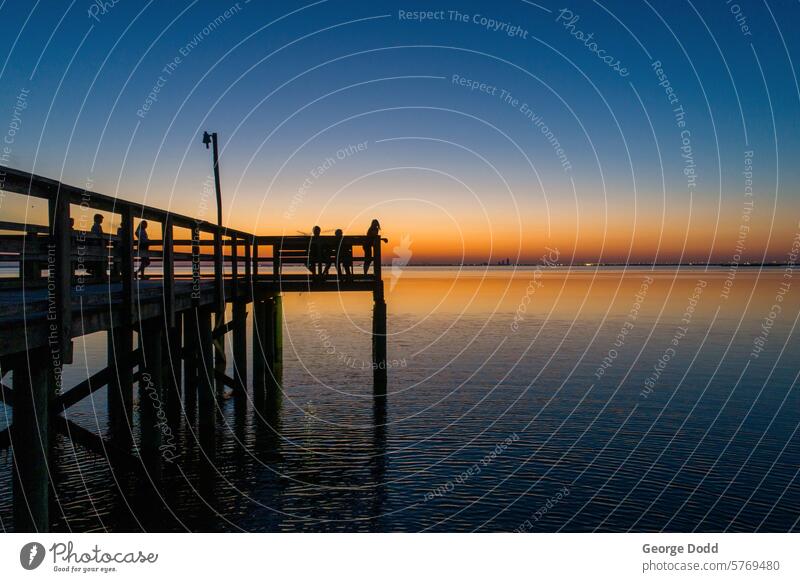Pier an der Bucht bei Sonnenuntergang mobile Bucht Drohnenfotografie Dröhnen Silhouette Abenddämmerung Strand Wasser Hafengebiet Alabama USA Wasserbucht Küste