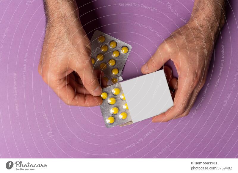 Männliche Hand, die Tabletten aus der Schachtel holt - Mock-up-Serie Attrappe Pillenschachtel Beteiligung Blister weiß Inserat Gesundheit Pflege Laden Marke