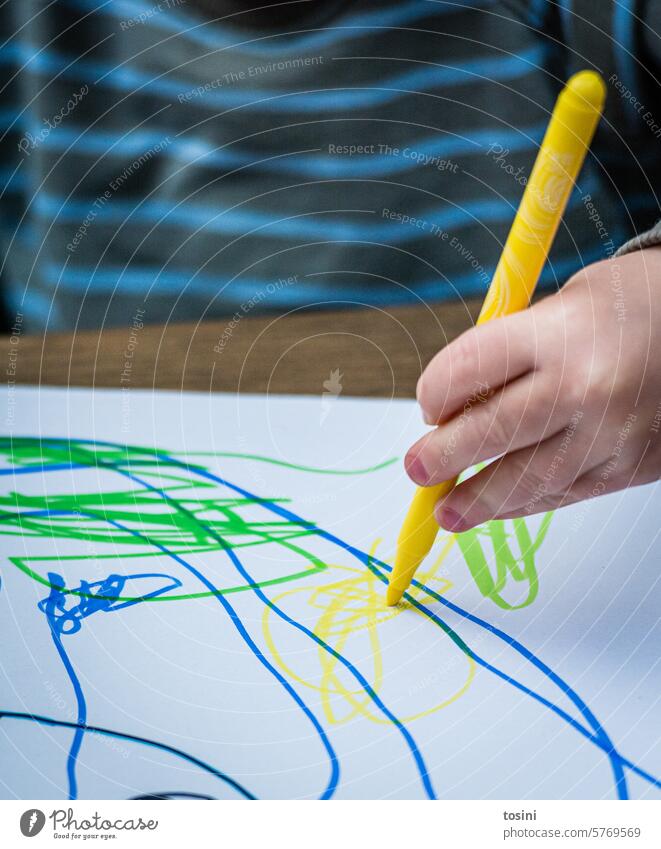 Ein Kleinkind malt ein Bild mit einem Filzstift mit der linken Hand Kunst linkshändig Linkshänder Kunstwerk Finger Farbfoto Künstler mehrfarbig Detailaufnahme