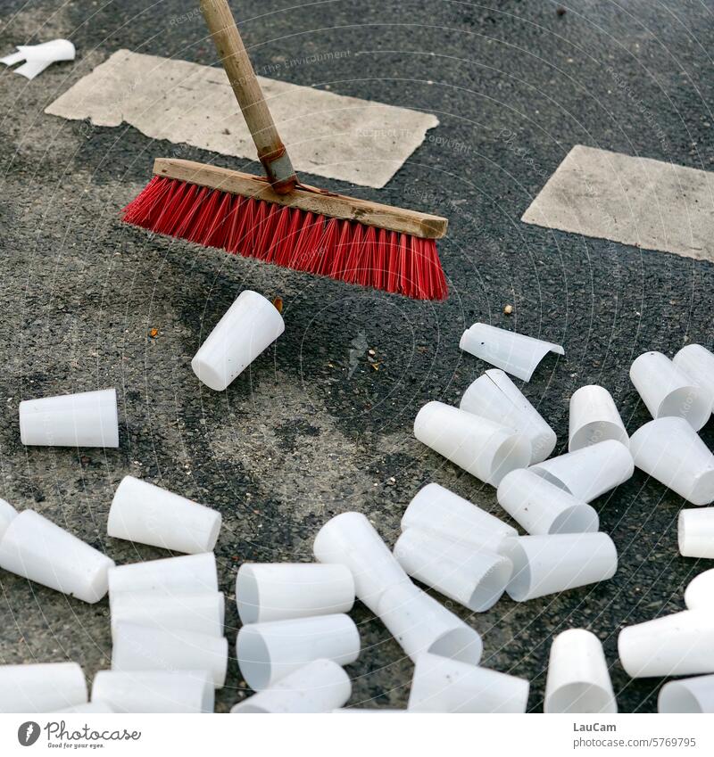 unbrauchbar | leere Plastikbecher am Straßenrand Plastikmüll Müll sauber machen fegen Besen Besenstiel wegfegen weggeworfen Putzkolonne putzen Sauberkeit Kehren