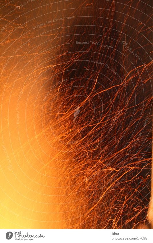 Inferno heiß Physik aufregend Feuerschein rot heimelig Winter Brand gefährlich Wut Holz Funken heidnisch Nacht schwarz dunkel Licht strahlend abstrakt