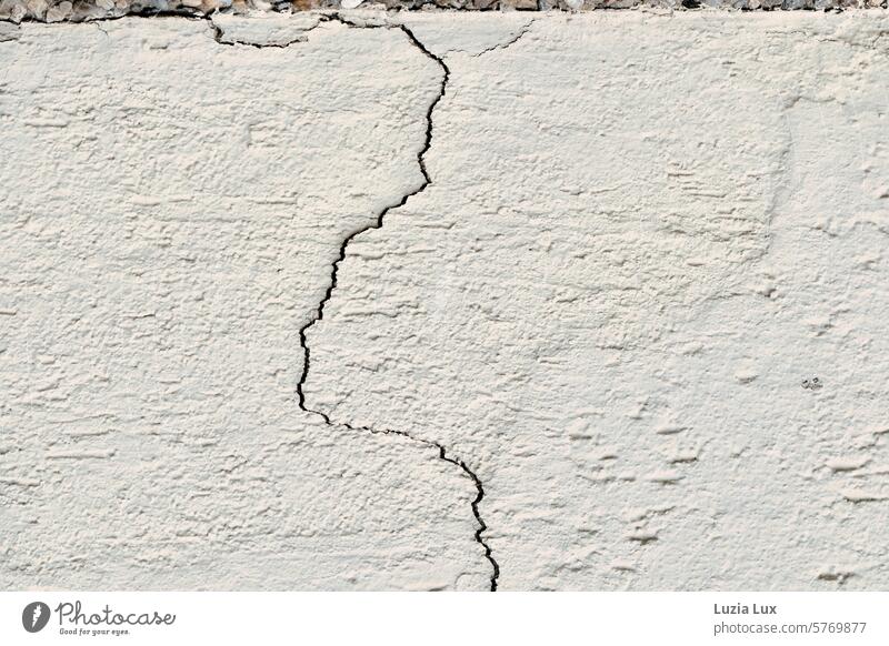Ein tiefer Riss Muster Spuren verfallen Mauer Schaden Zahn der Zeit Wandel & Veränderung Vergänglichkeit Verfall Fassade Strukturen & Formen kaputt spannend
