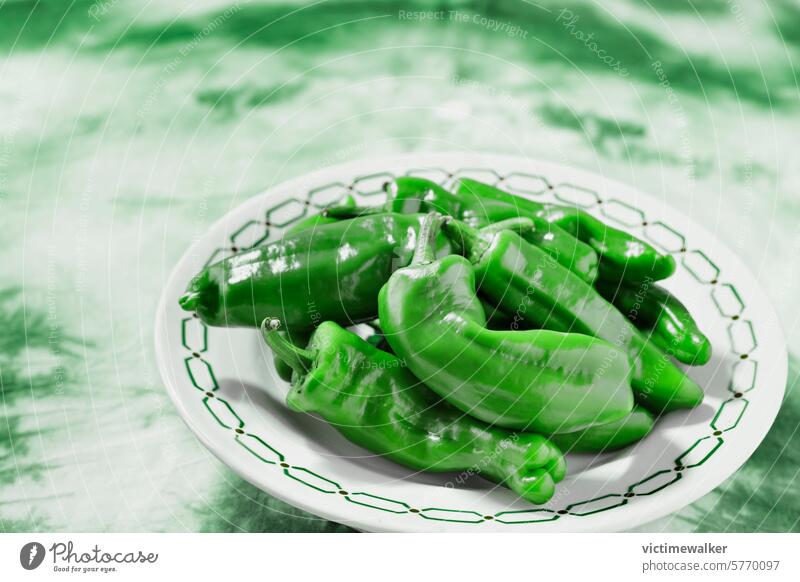 Grüne Paprikaschoten , Friggitelli , auf Teller Lebensmittel grün Peperoni Essen zubereiten Studioaufnahme Textfreiraum friggitello grüner Pfeffer Gesundheit