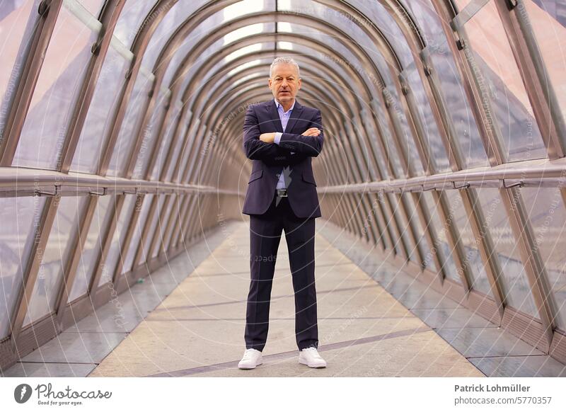 Führungskraft paris Mann chef führungskraft La Défense japanbridge tunnel frankreich anzug stil stilvoll business arbeit alleien ü50 50+ architektur