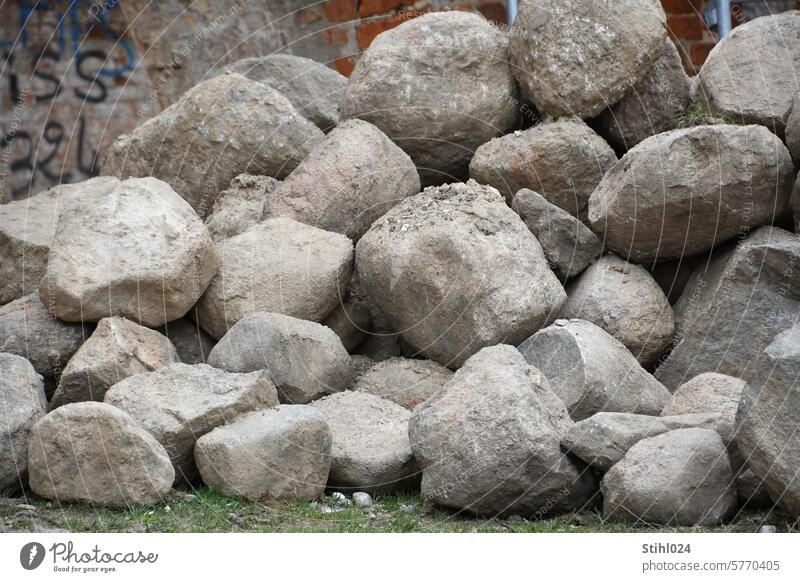 viele große Granit Findlinge aufgetürmt Steine Brocken BAustelle Steinhaufen Felsen dreckig Baustelle Außenaufnahme Sand Stapel Haufen Material bauen