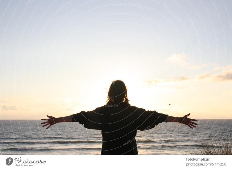 junge Frau umarmt das Meer mit Horizont Sonnenuntergang Strand Himmel Wasser Mädchen Person Mensch Erholung Ferien & Urlaub & Reisen Sehnsucht Hoffnung