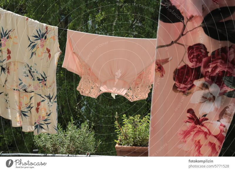 blumige Wäsche auf einer Wäscheleine Balkon Kräuter Kräutertöpfe trocknen Wäsche waschen Häusliches Leben Waschtag romantisch weiblich Kleidung Luft luftig