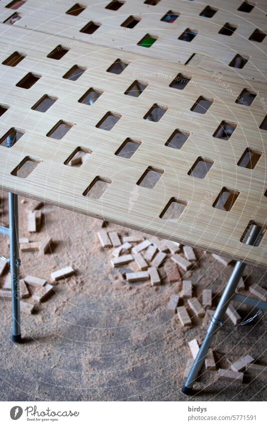 Ausgefräste Segmente in einer Sperrholzplatte, Schreinerwerkstatt Werkstatt Holzwerkstatt Holzbearbeitung fräsen ausgrfräst Symetrie Lochung Handwerk