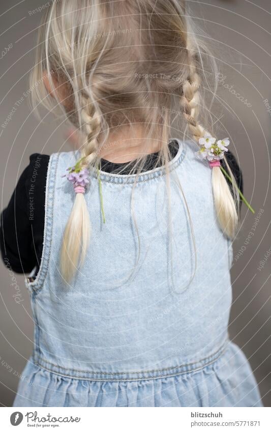 Mädchen mit Blumen in den Zöpfen Haarzopf Haardekoration Kindheit Sommer Natur Fröhlichkeit Frisur Kleinkind niedlich Spielen Spaß Lifestyle