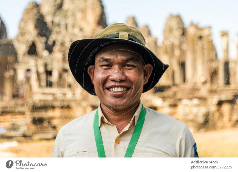 Freundlicher Fremdenführer lächelt vor dem Angkor Wat-Tempel Anleitung Kambodscha Siem Reap männlich Tourismus Lächeln Mann reisen Kultur hinduistisch