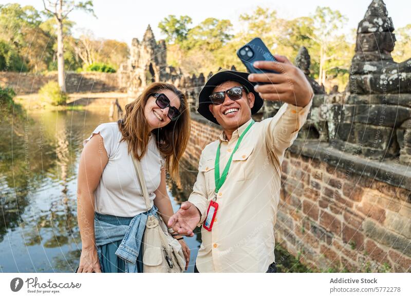 Touristen machen ein Selfie im Angkor Wat-Tempel, Kambodscha Smartphone Siem Reap historisch reisen Fotografie Urlaub Kultur Erbe antik Lächeln Frau Mann
