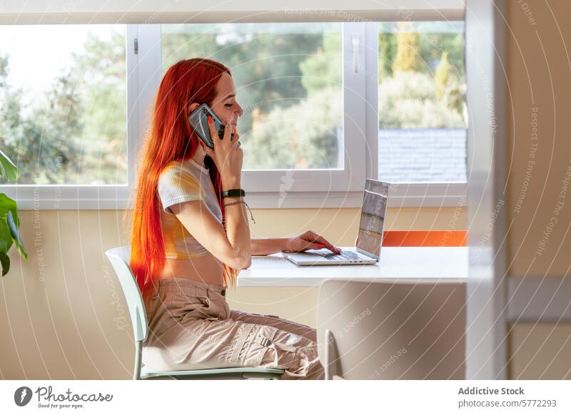 Rothaarige Frau plant einen Ausflug in die Natur mit Telefon und Laptop Rotschopf Flucht planen Gespräch sitzend Raum Grün Fenster Technik & Technologie