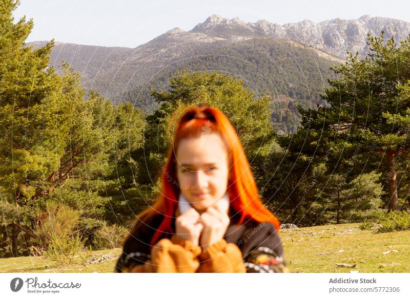 Rothaarige Frau, die einen ruhigen Ausflug in die Natur genießt Flucht Porträt rothaarig Gelassenheit Berge u. Gebirge Landschaft üppig (Wuchs) Wald im Freien