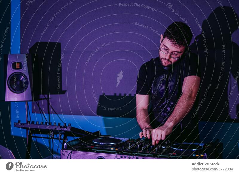 DJ mischt Tracks in einer pulsierenden Nachtclubszene dj Mischen Spuren Gerät Beleuchtung Mixer Plattenteller Kopfhörer Musik Leistung Entertainment Club Klang