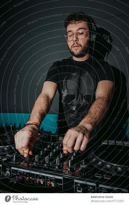Fokussierter DJ, der bei einer Clubveranstaltung Tracks mischt dj Musik Mischen Veranstaltung Nachtclub professionell Klang Mixer Talent Konzentration Kopfhörer