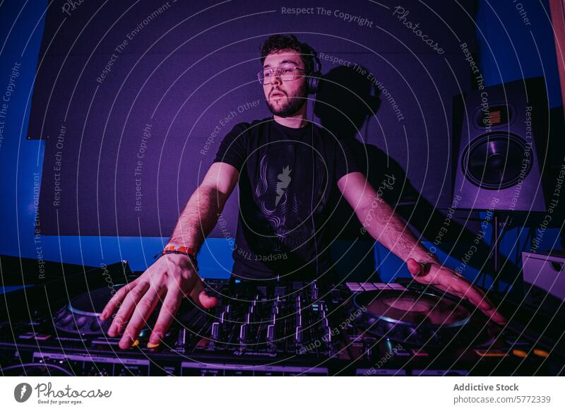 Konzert-DJ mischt Tracks mit stimmungsvoller Beleuchtung dj Musik Mischen Club Atmosphäre blau purpur Licht Schiffsdeck intensiv Nachtleben Entertainment