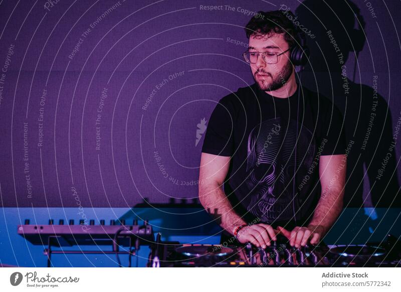 Konzert-DJ mischt Musik in einem Club mit bunter Beleuchtung dj Mischen Bahn Konsole Veranstaltung purpur Atmosphäre clubbing Nachtleben Entertainment Klang