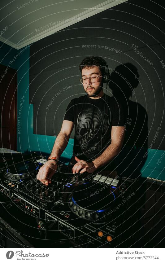 Konzentriertes DJ-Mixen von Tracks auf professionellem Equipment dj Mischen Plattenteller Mixer Musik Klang Gerät Mann konzentriert Fokus Fähigkeit Leistung