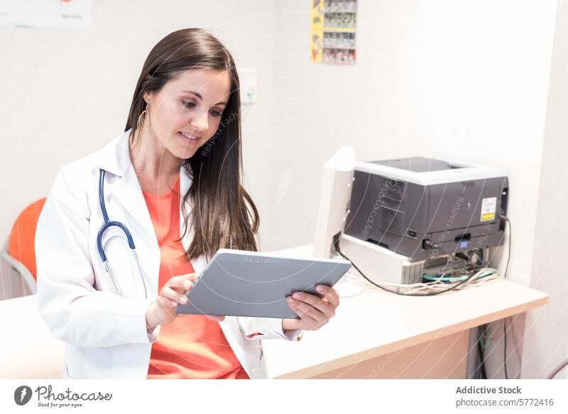 Ärztin mit Tablette Anwendung Browsen Pflege Klinik Computer Berater Beratung Textfreiraum Gerät diagnostizieren Diagnostik Prüfung Frau Apparatur Gesundheit