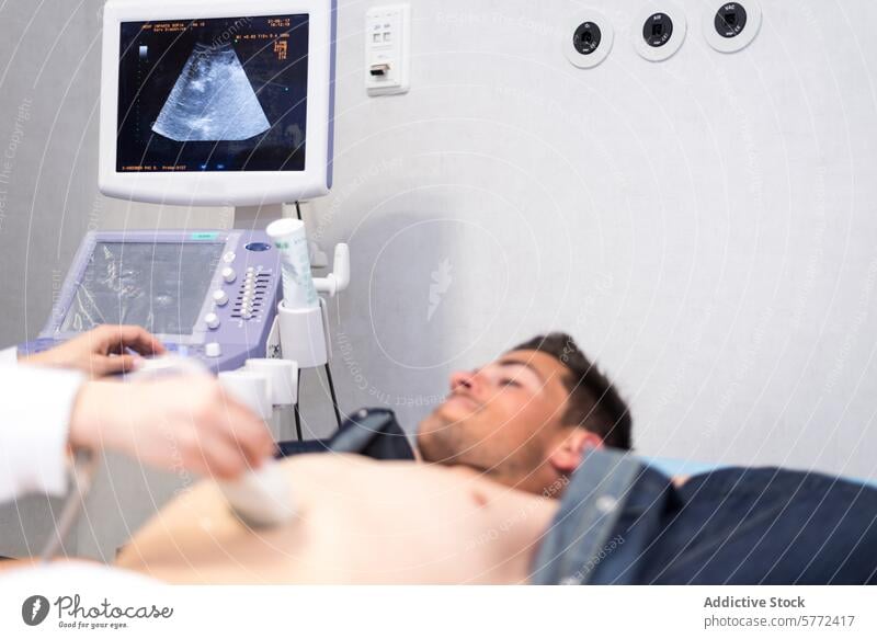 Arzt untersucht Patient mit Ultraschall Bett Pflege Check-up Klinik klinisch Berater Textfreiraum Kur Diagnostik Krankheit Gerät Prüfung untersuchen