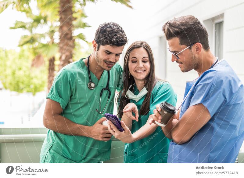 Mediziner beobachten Smartphone Krankenwagen Getränk Pause Browsen Klinik Kaffee Kollegen Gespräch Textfreiraum Tasse trinken Notfall Frau Gesundheit hilfreich
