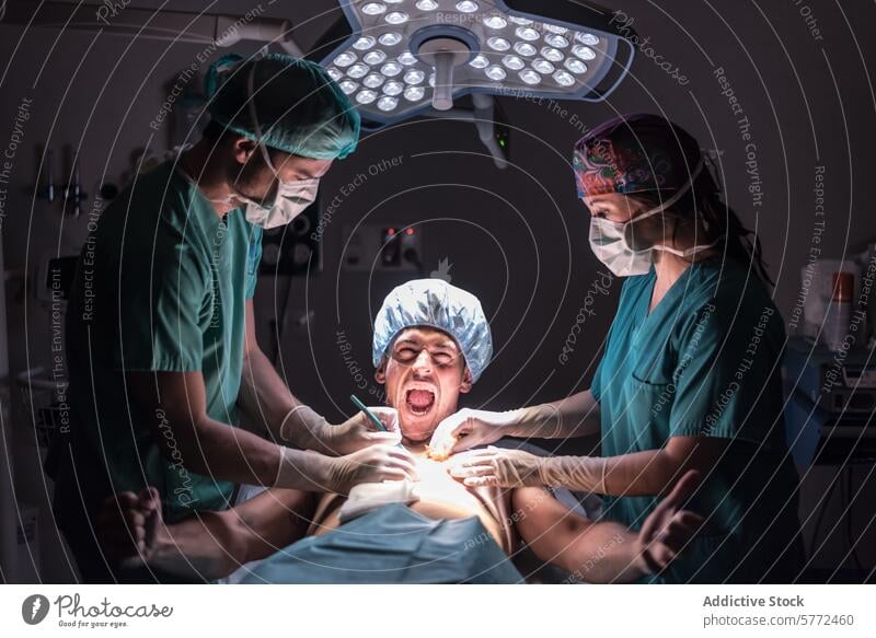 Patient schreit während der Operation wach Pflege Zentrum Klinik klinisch dunkel Arzt Notfall Gerät Gesundheit Gesundheitswesen Hilfsbereitschaft horizontal