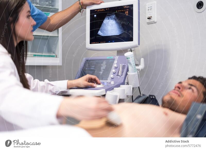Mann wird mit Ultraschall untersucht Bett Pflege Check-up Klinik klinisch Berater Textfreiraum Kur Diagnostik Krankheit Arzt Gerät Prüfung untersuchen