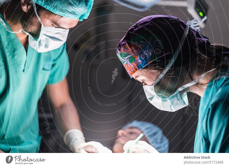 Operierende Ärzte Pflege Zentrum Klinik klinisch dunkel Arzt Notfall Gerät Gesundheit Gesundheitswesen Hilfsbereitschaft horizontal Krankenhaus krank