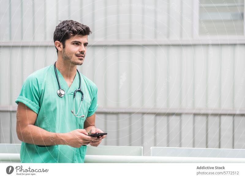 Männlicher Arzt mit Smartphone Unterstützung Browsen Pflege Zelle Funktelefon Klinik Mitteilung Textfreiraum Gerät Apparatur Gesundheit Gesundheitswesen
