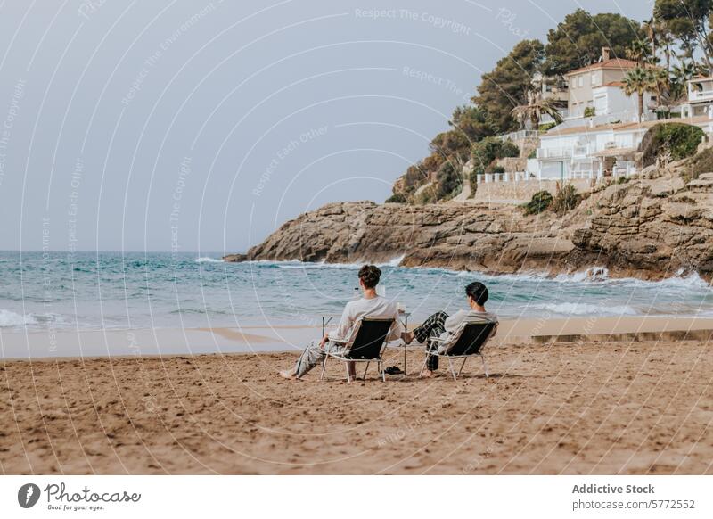 Entspannender Strandtag mit Blick auf das Meer Erholung Küstenlinie Ruhe Sand Wellen faulenzen Sitzen Stühle Ufer malerisch Ansicht Gelassenheit Windstille