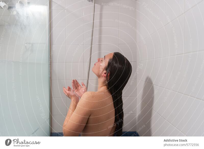 Erfrischende Dusche Zeit unter Wasser Spray eingefangen Person Erholung Bad Hygiene Gesicht Behaarung nass Erfrischung Reinigung Kacheln Innenbereich