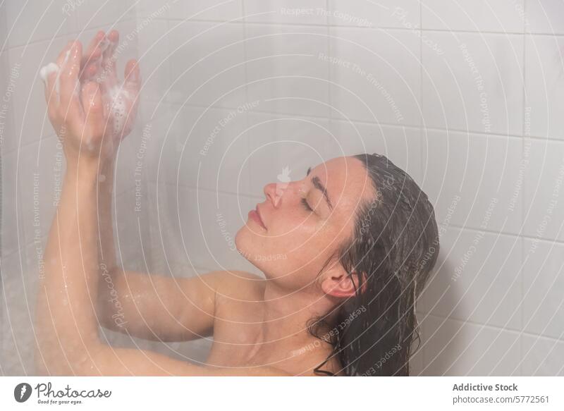 Erfrischender Duschmoment für eine junge Frau Dusche Wasser nass Behaarung erfrischend seifig Bad Hygiene Körperpflege Fliesen u. Kacheln Kaskade fangend