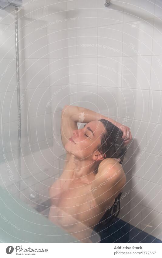 Ein erfrischender Duschmoment für eine entspannte Frau Dusche Wasser Erholung Bad Hygiene Körperpflege Erfrischung nass Haut Hand Gesicht Reinlichkeit Wellness