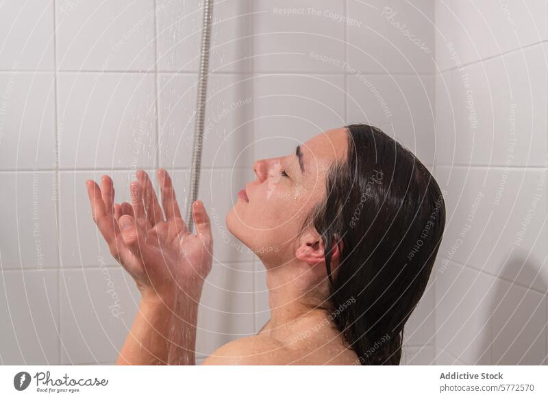 Ein erfrischender Duschmoment für eine entspannte Frau Dusche Wasser Erholung Bad Hygiene Körperpflege Erfrischung nass Haut Hand Gesicht Reinlichkeit Wellness