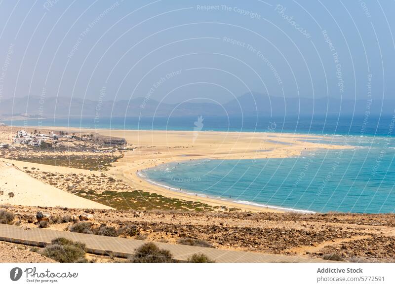 Weitläufiger Strandblick in Cofete, Fuerteventura panoramisch Ansicht golden Sand türkis Wasser ruhig Atmosphäre Küste malerisch Landschaft reisen Tourismus