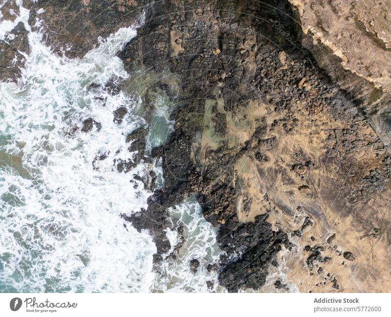Luftaufnahme der zerklüfteten Küstenlinie von Fuerteventura Cofete Strand Costa Calma Textur felsig Wellen schaumig MEER Meer Kontrast Natur abgelegen malerisch