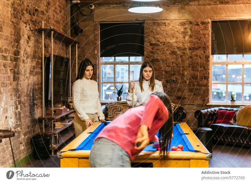 Junge Freundinnen beim gemeinsamen Billardspiel jung Frauen Freunde Spielen Pool Freizeit Aktivität Spaß Erholung Stichwort Bälle Tisch im Innenbereich