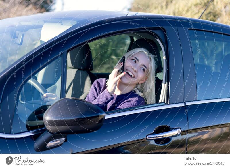 Blondine telefoniert im Auto Mitteilung Telefon PKW Frau blond Anruf Talkrunde reden Mobile fahren sitzend Fahrzeug purpur Pullover Lächeln Glück Gespräch