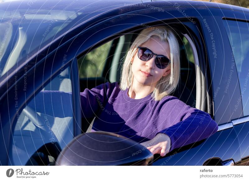 Blondine mit Sonnenbrille entspannt am Steuer eines Autos blond Frau PKW lenken Rad selbstbewusst Stil Automobil Freizeit Mode lässig bequem fahren Sitz
