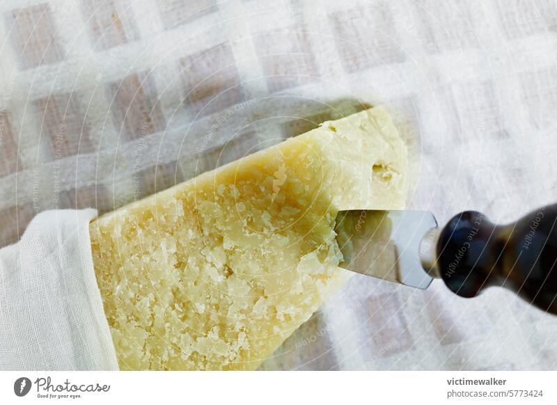 Parmesankäse mit Messer Käse Lebensmittel grana gelb italienischer Käse Parmigiano reggiano Textfreiraum Feinschmecker traditionelles Essen lecker Gesundheit