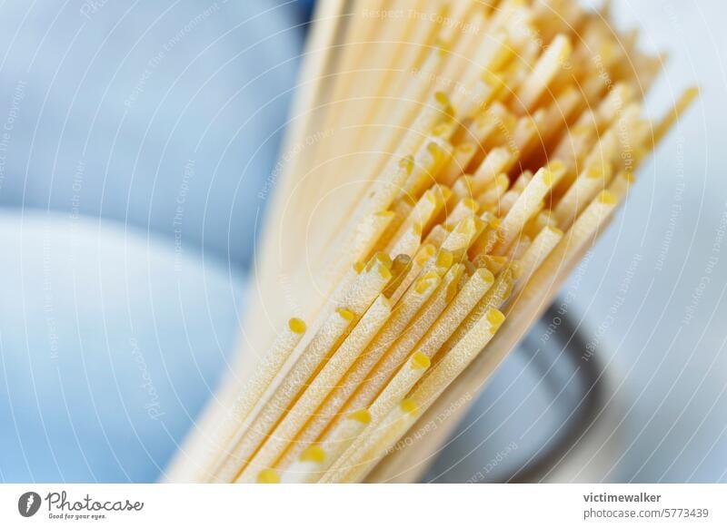Bündel roher Spaghetti in der Pfanne Spätzle Lebensmittel gelb Essen zubereiten Textfreiraum Studioaufnahme Küche Nudeln Nährstoffversorgung Restaurant