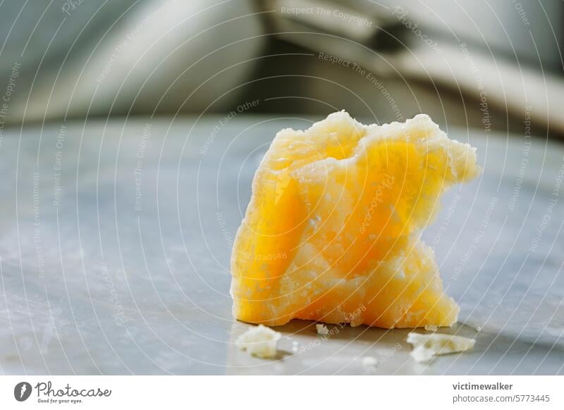 Detail von italienischem Parmesankäse Käse Lebensmittel grana gelb italienischer Käse Parmigiano reggiano Textfreiraum Feinschmecker traditionelles Essen lecker