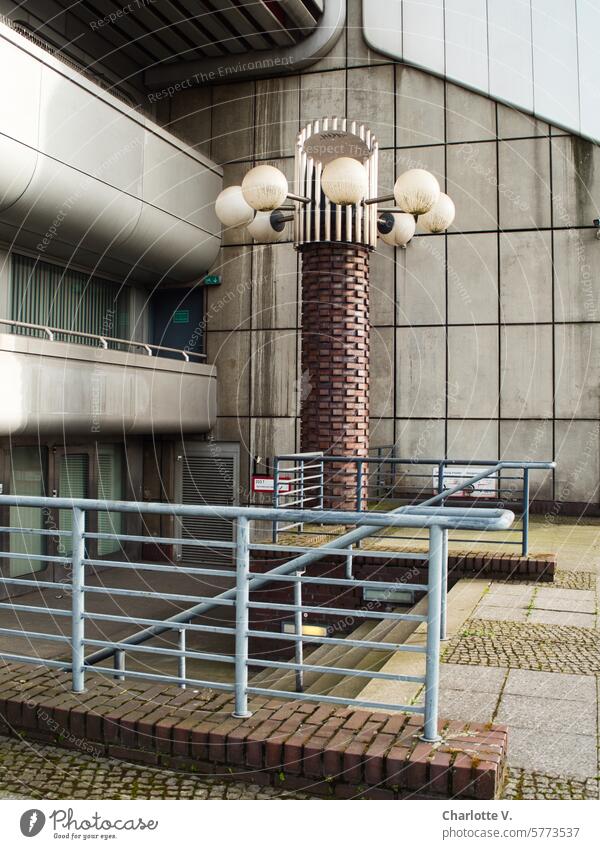 Siebziger Jahre Architektur | Säule mit Lampen am ICC Berlin Kongreßzentrum architektur Architektur der 70er Jahre Architektur Ikone Gebäude Großbau