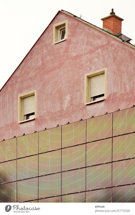 altrosa Giebelfront eines Wohnhauses mit Fenstern und Photovoltaikplatten Fotovoltaik Photovoltaikanlage Energiegewinnung Erneuerbare Energie Solarenergie