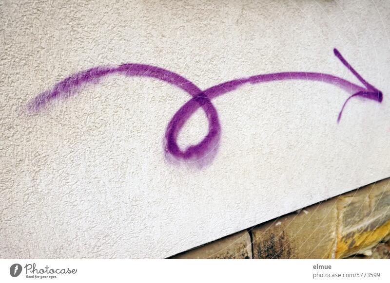 schwungvoll gemalter lila Pfeil mit Kringel an einer Hauswand Richtung Pfeilspitze Graffiti Farbe Blog Lifestyle Kreativität Design Jugendkultur sprayen