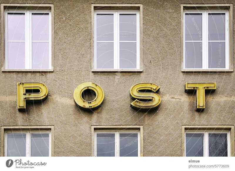 POST steht in maroden gelben Leuchtreklame Buchstaben am alten Postgebäude Fenster Vergangenheit Vergänglichkeit Verfall Nostalgie Erinnerung früher