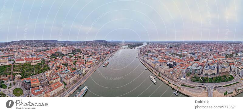 Luftaufnahme des Budapester Stadtbildes entlang der Donau Donau Fluss Brücke Großstadt Ungarn Parlament Skyline Schädling Sehenswürdigkeiten historisch