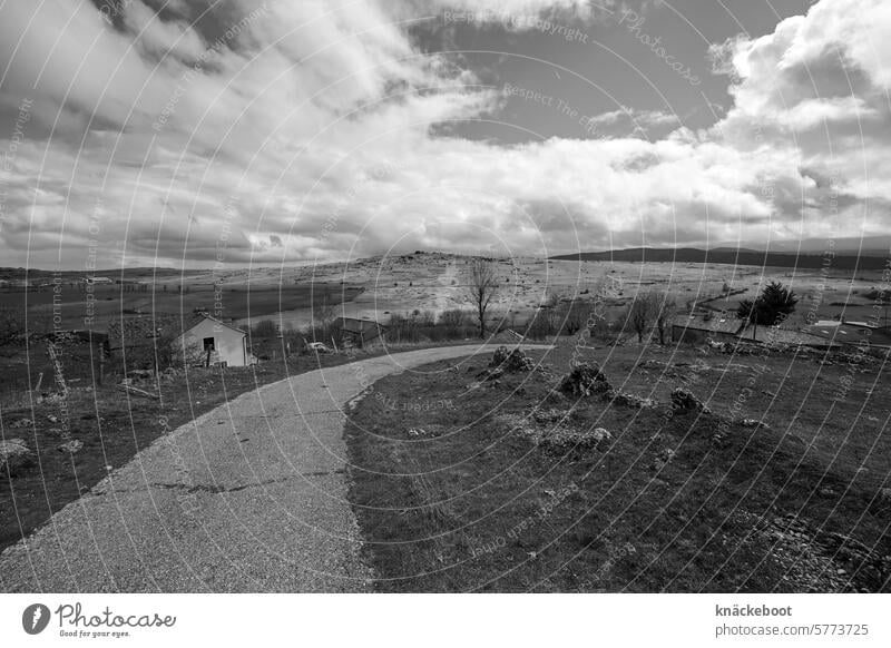 weite Berge u. Gebirge Natur Landschaft Wolken Himmel Umwelt wandern Cévennes Frankreich Felsen Menschenleer Wege & Pfade Panorama (Aussicht) Ferne Weitwinkel